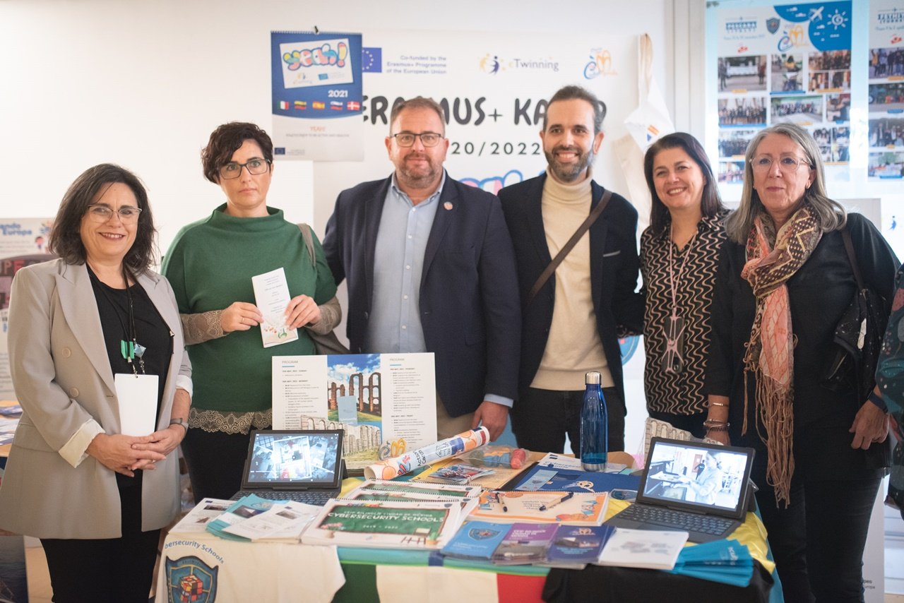 xEl alcalde y la delegada en el stand del Ciudad de Merida.jpg.pagespeed.ic.YPGdqhAK6s