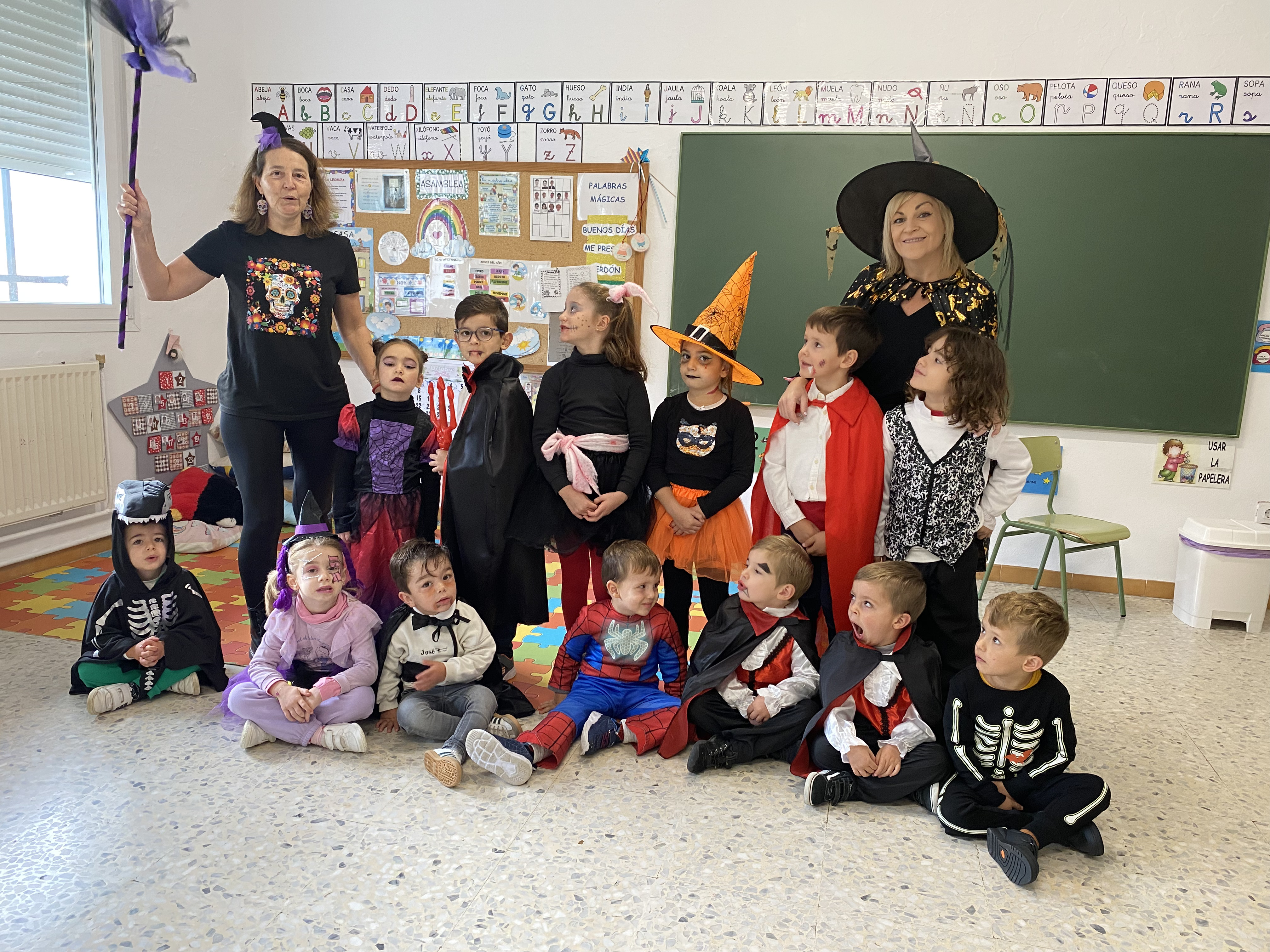 hallowen grupo niñoscon profes