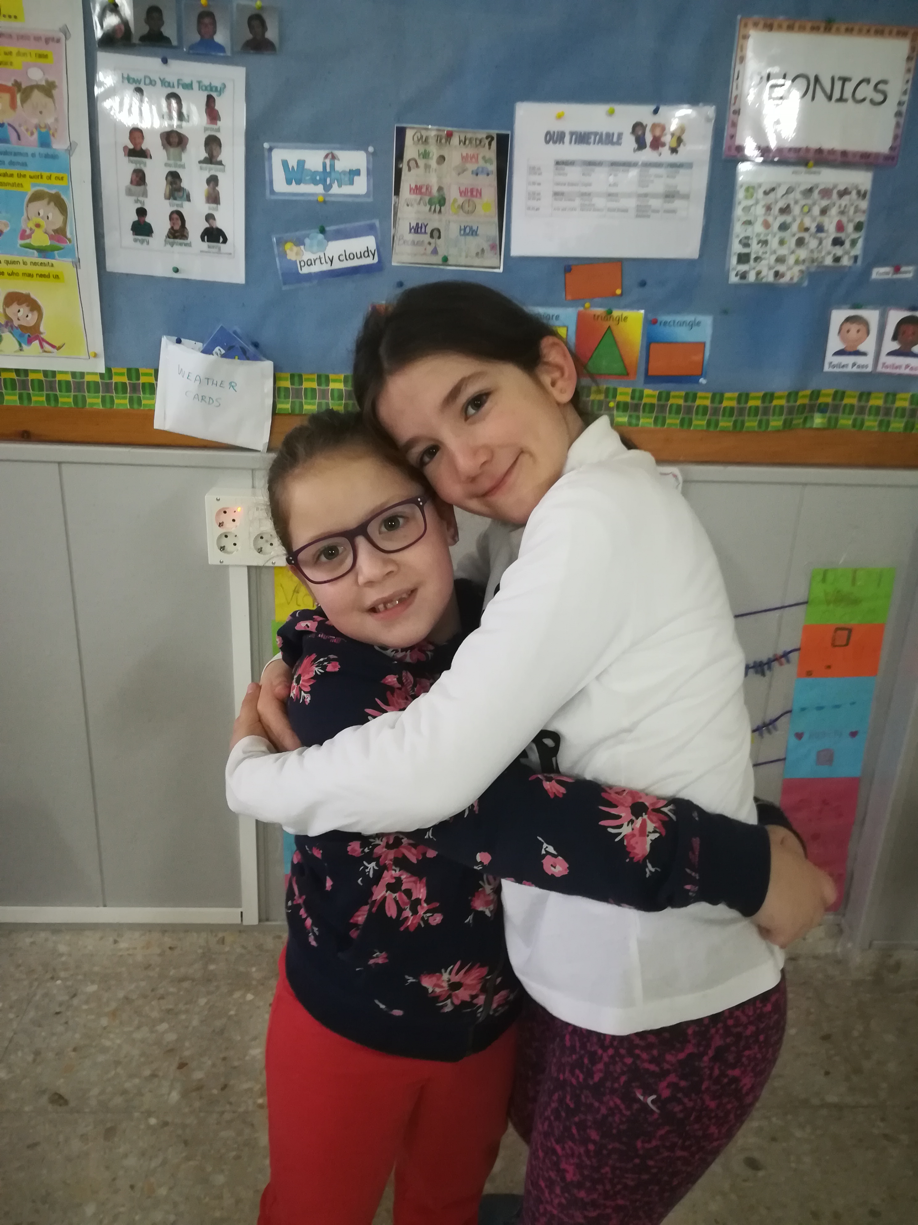 Abrazo chicas A