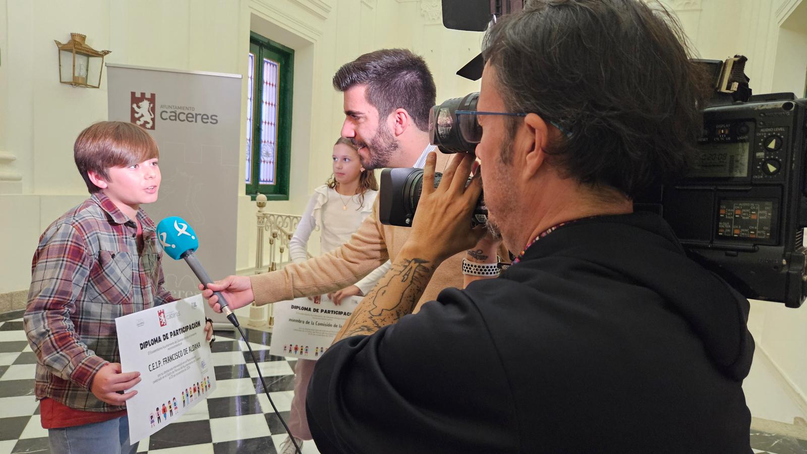 MATEO CON DIPLOMA