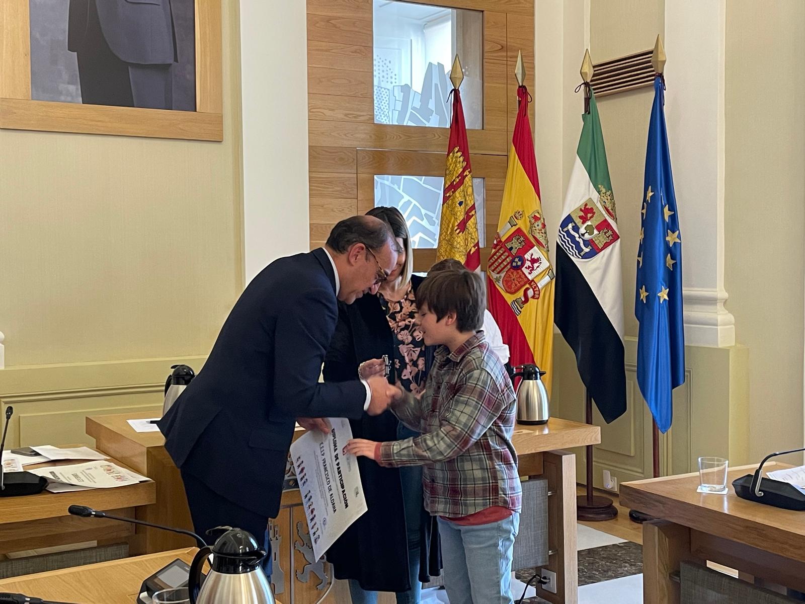 MATEO CON DIPLOMA