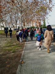 caminando hacia centro mayores