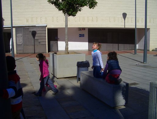 14-Jugamos_un_rato_en_la_plaza_del_museo