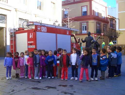 3-Junto_a_la_estatua_del_Porrina_vimos_a_los_bomberos